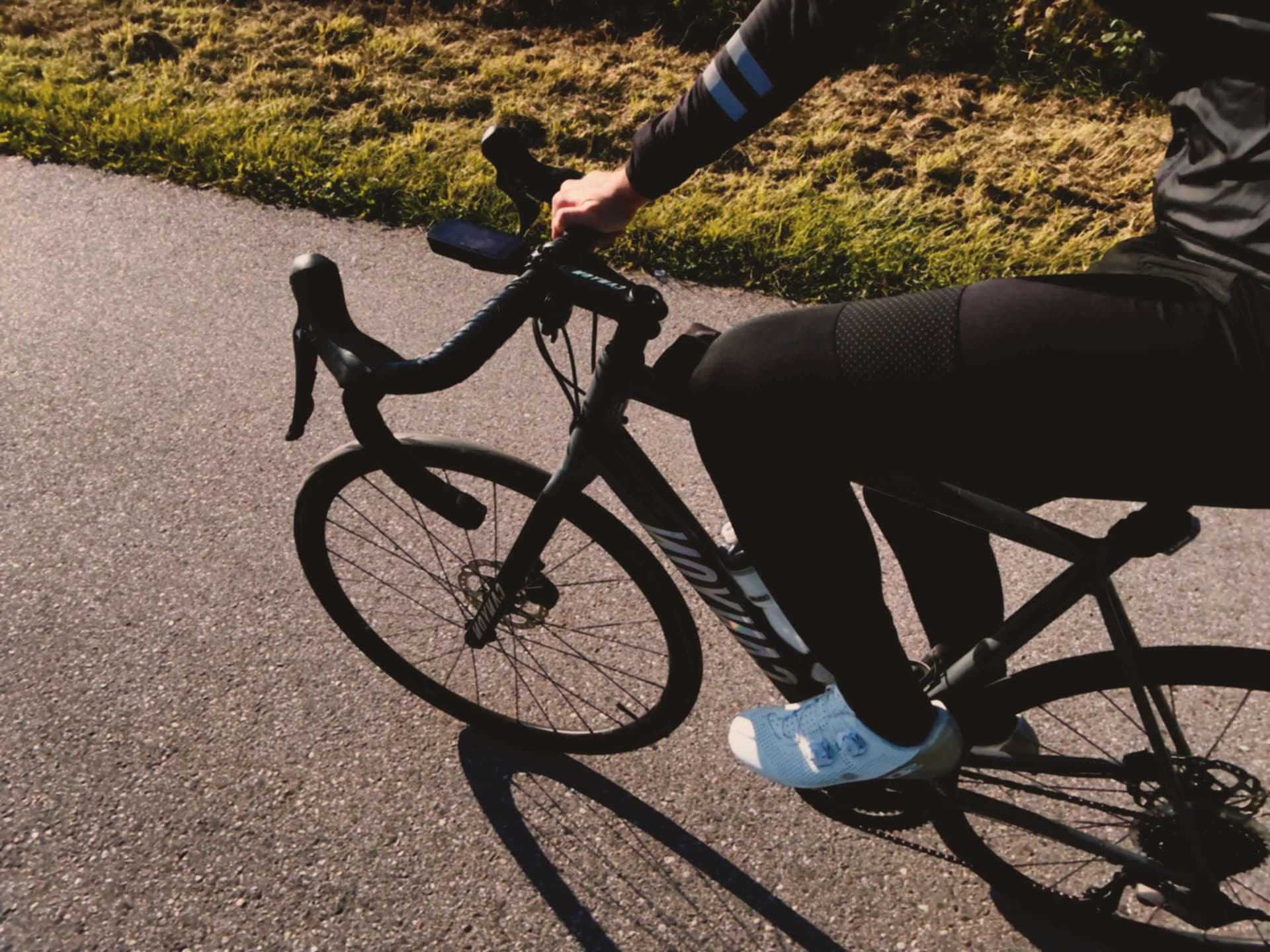 Adam Noszczyński jadący na rowerze Zdjęcie przedstawia Adama Noszczyńskiego jadącego na rowerze